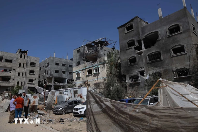 Những ngôi nhà bị phá hủy sau cuộc tấn công của Israel vào trại tị nạn Nuseirat ở Dải Gaza, ngày 8/6. Ảnh: THX/TTXVN