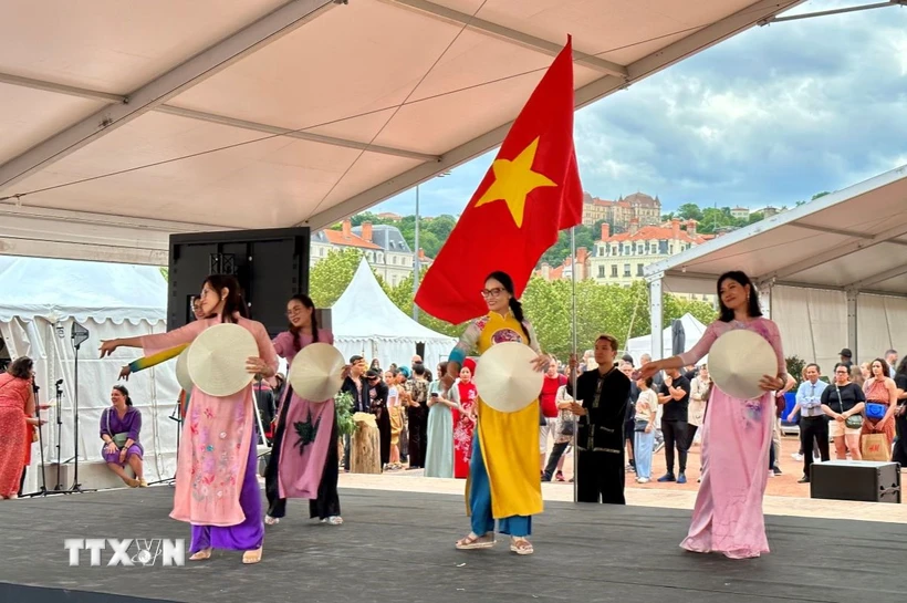 Màn trình diễn áo dài Việt Nam tại sân khấu chính của lễ hội. (Ảnh : Thu Hà/TTXVN)