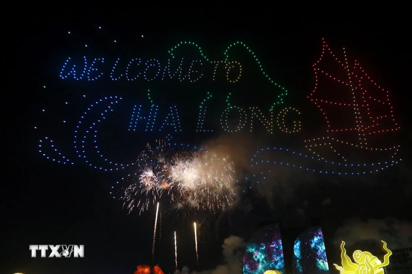 Màn trình diễn Drone light xếp hình đầy ấn tượng tại lễ khai mạc Carnaval Hạ Long. (Ảnh: Đức Hiếu/TTXVN)