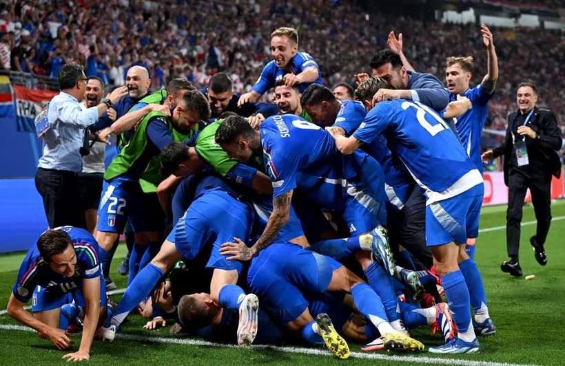 Niềm vui của Italy sau khi giành vé vào vòng 1/8 nghẹt thở. (Nguồn: Getty Images)