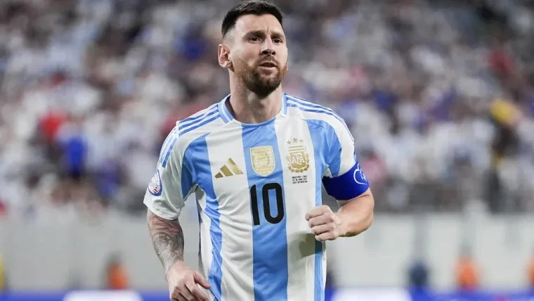 Messi sút hỏng luân lưu khiến Argentina nhọc nhằn vào bán kết. (Nguồn: Getty Images)