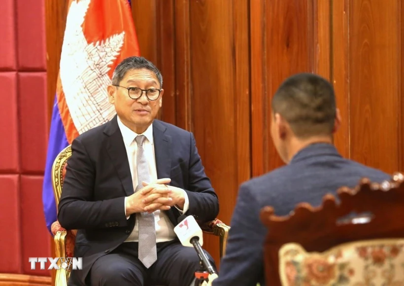 Phó Thủ tướng, Bộ trưởng Ngoại giao và Hợp tác quốc tế Campuchia Sok Chenda Sophea (bên trái) trả lời phỏng vấn phóng viên TTXVN thường trú tại Phnom Penh. (Ảnh: Hoàng Minh/TTXVN)