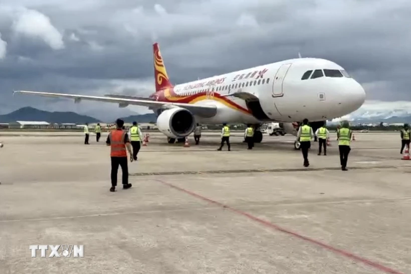 Chuyến bay mang ký hiệu HX548, do Hãng Hong Kong Airlines khai thác hạ cánh tại Sân bay Quốc tế Đà Nẵng. (Ảnh: TTXVN phát)