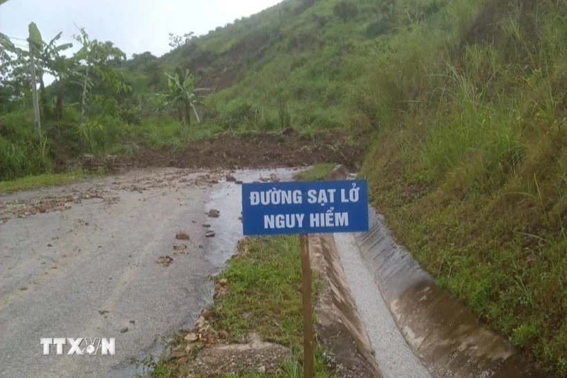 UBND huyện Mường Lát đã chỉ đạo lực lượng chức năng và chính quyền địa phương đặt biển cảnh báo ở hai đầu vị trí sạt lở để người dân và chủ phương tiện được biết. (Ảnh: Hoa Mai/TTXVN)