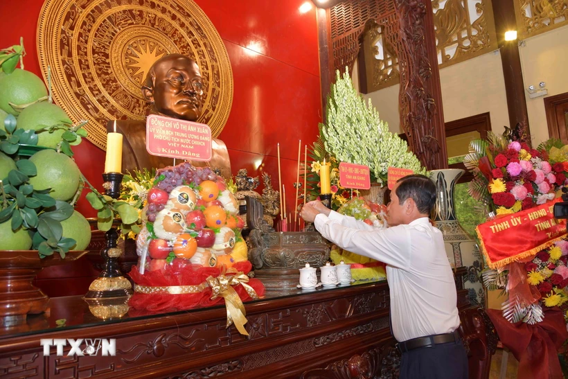 Phó Chủ tịch HĐND tỉnh An Giang Đỗ Tấn Kiết dâng hương tưởng nhớ Chủ tịch Tôn Đức Thắng. (Ảnh: Công Mạo/TTXVN)