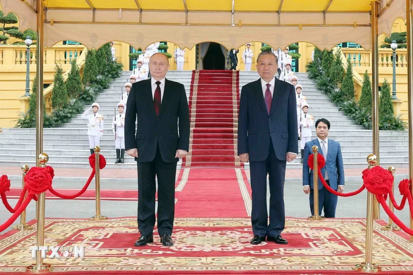 Chủ tịch nước Tô Lâm và Tổng thống Liên bang Nga Vladimir Putin trên bục danh dự, nghe quân nhạc cử Quốc thiều hai nước. (Ảnh: Nhan Sáng/TTXVN)