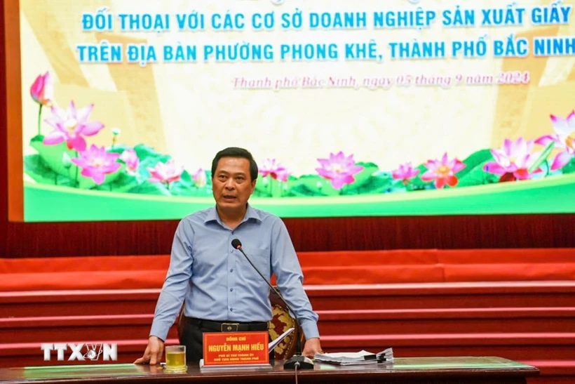 Chủ tịch UBND thành phố Bắc Ninh Nguyễn Mạnh Hiếu trao đổi tại buổi đối thoại. (Ảnh: Thái Hùng/TTXVN)