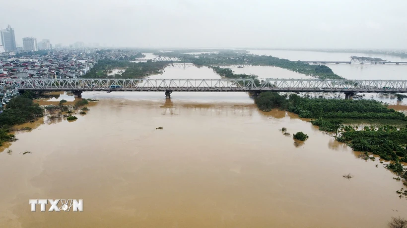 Đến sáng 12/9, mực nước sông Hồng đang hạ dần sau khi đạt đỉnh đêm 11/9. (Ảnh: Hoàng Hiếu/TTXVN)