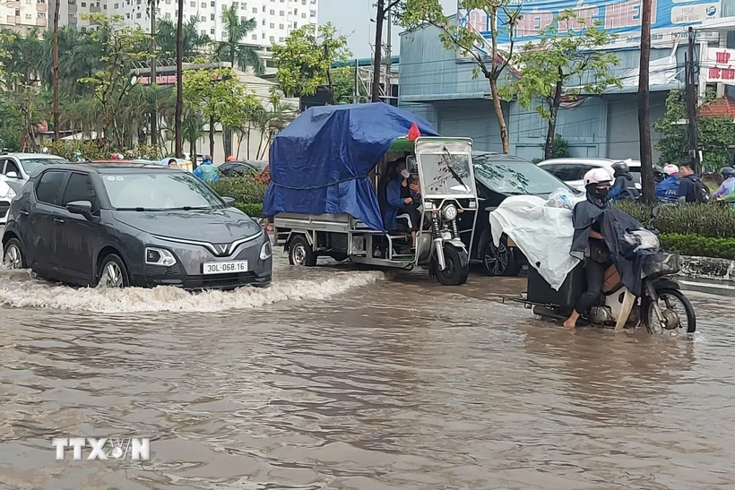 Mưa lớn gây ngập tại Hà Nội. (Ảnh: Văn Điệp/TTXVN)