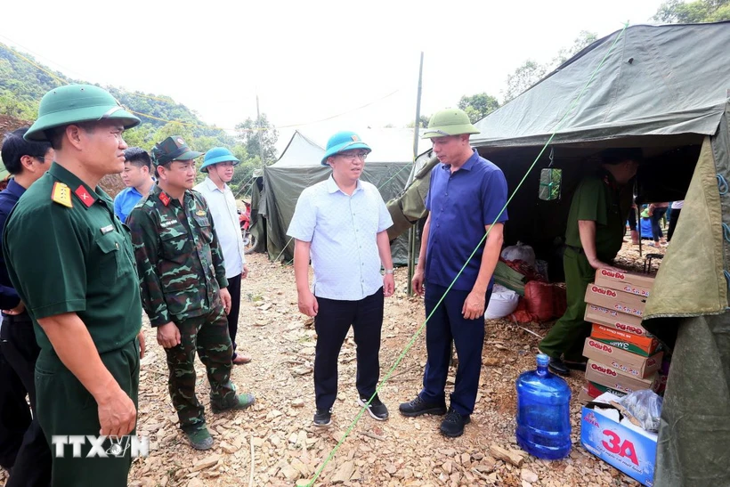 Phó Chủ tịch UBND tỉnh Sơn La Nguyễn Thành Công và lãnh đạo huyện Mường La tham quan khu ở tạm của nhân dân bản Nà Chà, xã Pi Toong. (Ảnh: Quang Quyết/TTXVN)