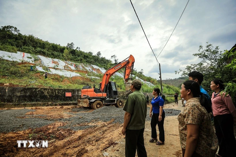 Người dân sinh sống dưới chân đồi Lủ Thao mong ngóng những giải pháp chống sạt lở của chính quyền huyện Lương Sơn để sớm ổn định cuộc sống. (Ảnh: Trọng Đạt/TTXVN)