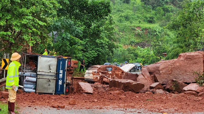 Những tảng đá lớn lăn trúng làm ô tải bị lật, xe ô tô con bị hư hỏng, 8 người bị thương nhẹ. (Nguồn: Công an cung cấp)