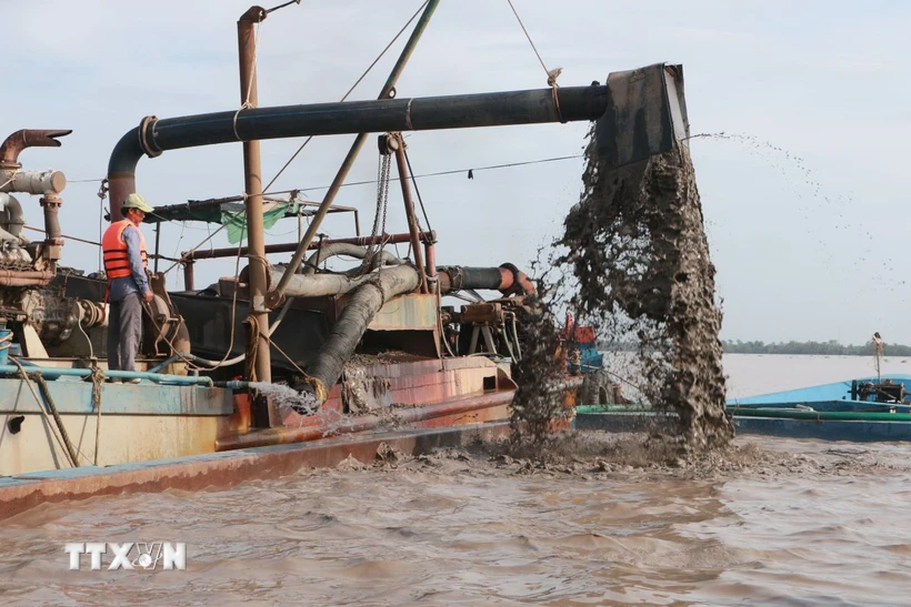 Mỏ cát MS03 (sông Hậu) đã khai thác trên 2.000m3. (Ảnh: Tuấn Phi/TTXVN)