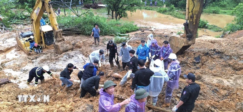 Cán bộ, chiến sỹ Công an tỉnh Hà Giang và các lực lượng chức năng nỗ lực tìm kiếm nạn nhân mất tích trong vụ sạt lở nghiêm trọng. (Ảnh: TTXVN phát)