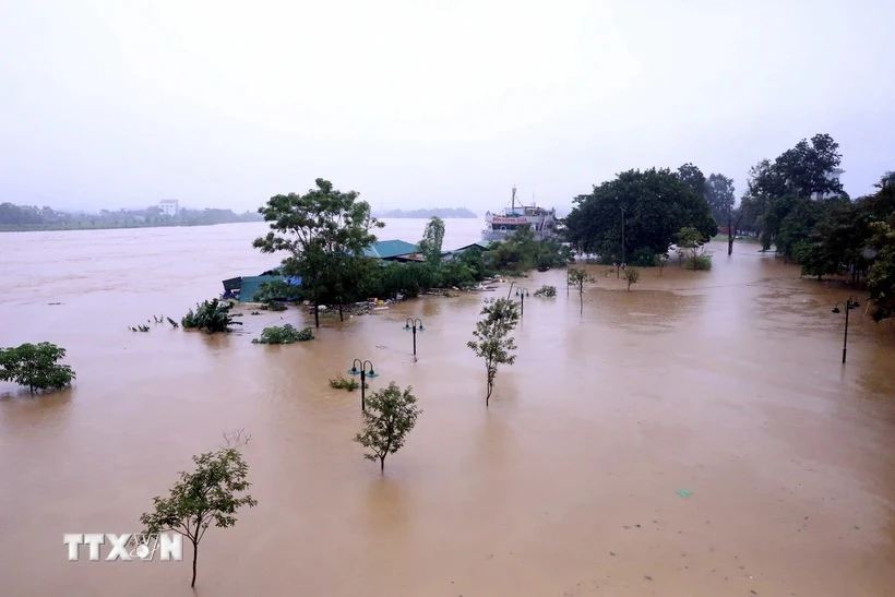 Cảnh báo nguy cơ cao xảy ra ngập lụt tại các vùng trũng thấp ven sông. (Ảnh: Quang Cường/TTXVN)