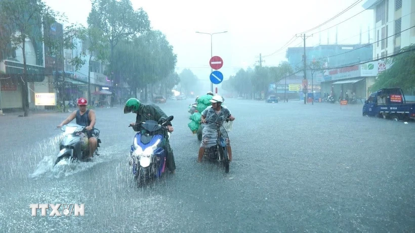 Mưa to khiến nước không thoát kịp, gây ngập nặng khu vực trung tâm thành phố Cần Thơ. (Ảnh: TTXVN phát)