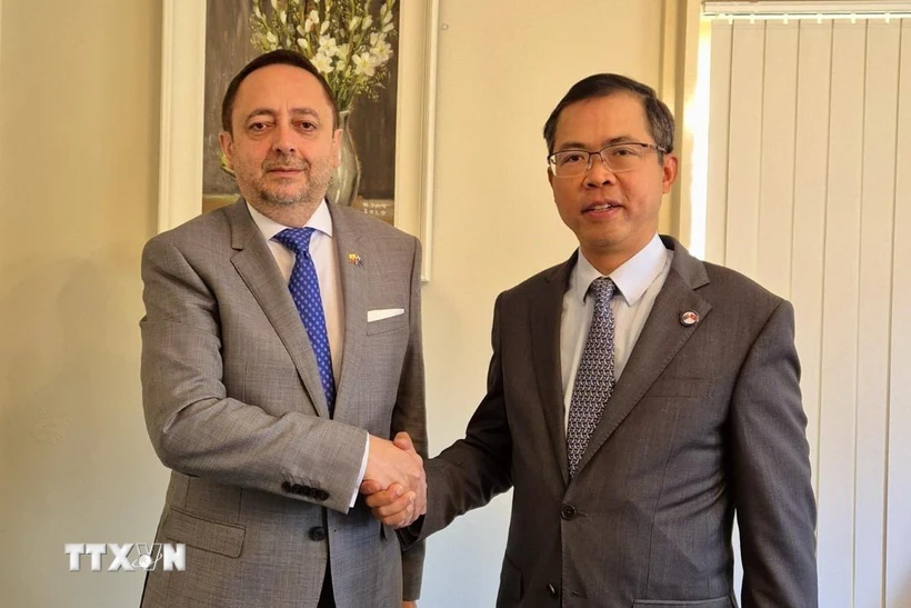 L'ambassadeur du Vietnam en Australie, Pham Hung Tam (à droite), et l'ambassadeur d'Équateur en Australie, Arturo Cabrera-Hidalgo. (Photo : VNA)