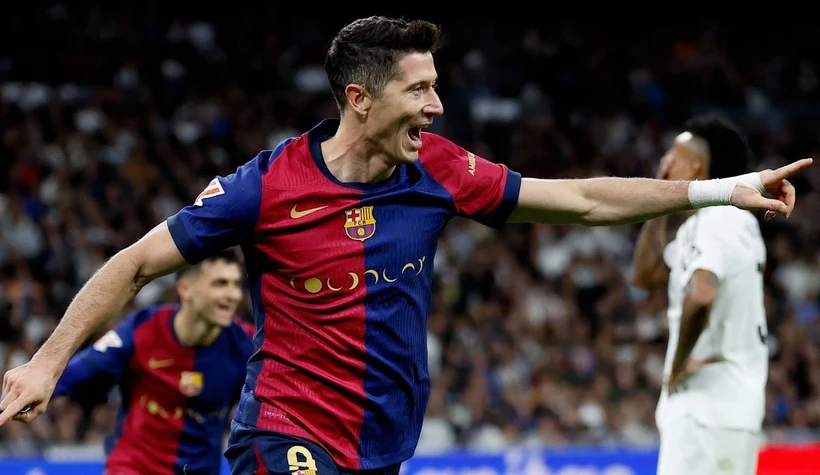 Lewandowski lập cú đúp giúp Barcelona gieo sầu cho Real. (Nguồn: Getty Images)