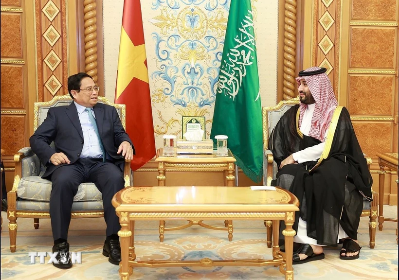 Thủ tướng Phạm Minh Chính gặp Hoàng Thái tử kiêm Thủ tướng Vương quốc Saudi Arabia Mohammed Bin Salman. (Ảnh: Dương Giang/TTXVN)