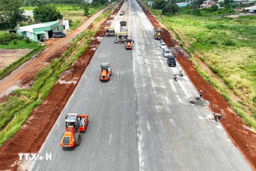 Các nhà thầu khẩn trương thi công tại dự án thành phần 3 cao tốc Biên Hòa-Vũng Tàu. (Ảnh: Hoàng Nhị/TTXVN)