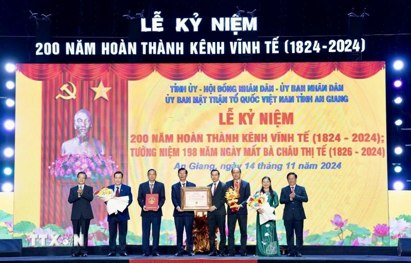 Lãnh đạo tỉnh An Giang và tỉnh Kiên Giang nhận Quyết định xác lập kỷ lục Việt Nam tôn vinh kênh Vĩnh Tế: “Kênh đào thủ công trong khu vực biên giới dài nhất Việt Nam.” (Ảnh: Thanh Sang-TTXVN)