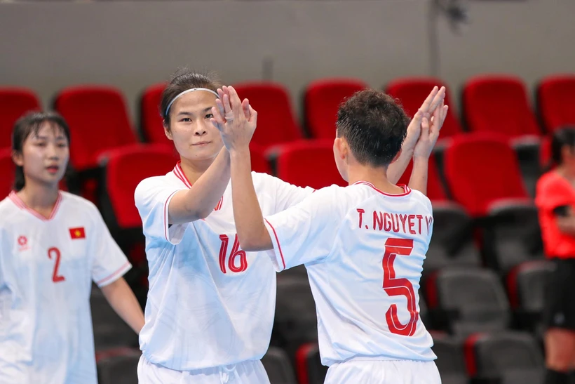 Futsal nữ Việt Nam dễ dàng đánh bại Indonesia để trở lại ngôi đầu bảng. (Nguồn: VFF)