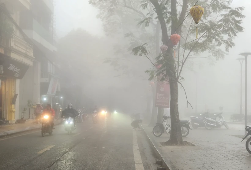 Hiện tượng sương mù sáng 2/2. (Ảnh: PV/Vietnam+)