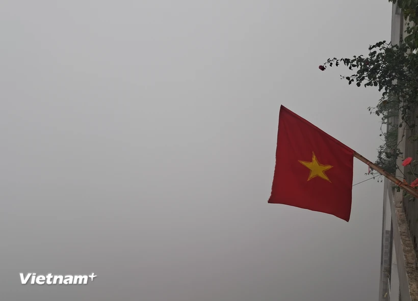 Sương mù dày đặc bao phủ khắp Hà Nội. (Ảnh: Hùng Võ/Vietnam+)