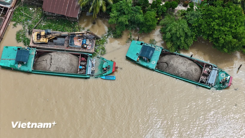 Nhiều tàu cát tập kết tại khu vực giáp ranh giữa tỉnh Tiền Giang và Vĩnh Long. (Ảnh: Hoài Nam/Vietnam+)