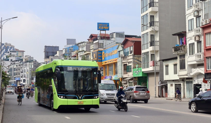 Hà Nội đã triển khai thêm các tuyến xe buýt điện nhằm giảm thiểu khí thải nhà kính ra môi trường. (Ảnh: Việt Hùng/Vietnam+)