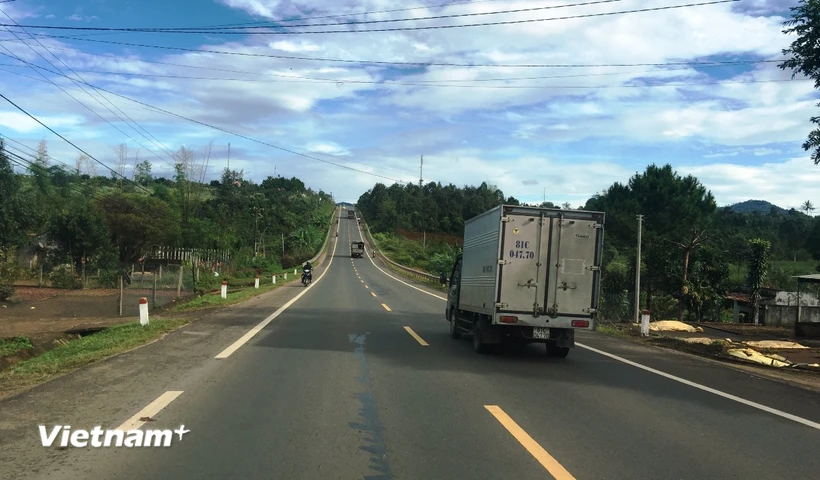 Phương tiện lưu thông trên một đoạn tuyến đường Hồ Chí Minh đoạn qua khu vực Tây Nguyên. (Ảnh: Việt Hùng/Vietnam+)