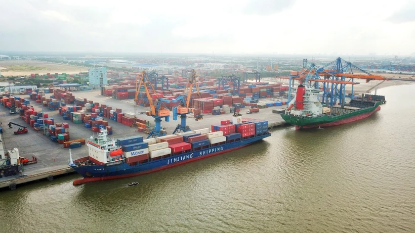 Bốc xếp dỡ hàng hóa container tại một cảng biển Việt Nam. (Ảnh: PV/Vietnam+)