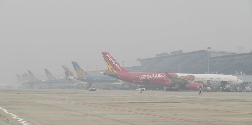 Hàng loạt các chuyến bay không thể cất, hạ cánh xuống Sân bay Nội Bài do sương mù dày đặc. (Ảnh: PV/Vietnam+)