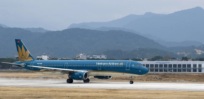Máy bay của Vietnam Airlines hạ cánh xuống Sân bay Điện Biên. (Ảnh: PV/Vietnam+)