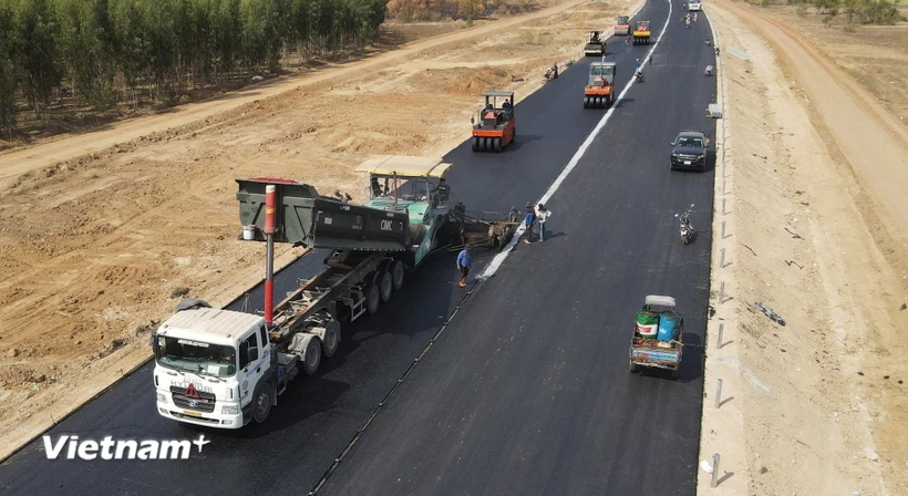 Nhà thầu thi công thảm nhựa nền đường một Dự án cao tốc Bắc-Nam phía Đông giai đoạn 2021-2025. (Ảnh: Việt Hùng/Vietnam+)