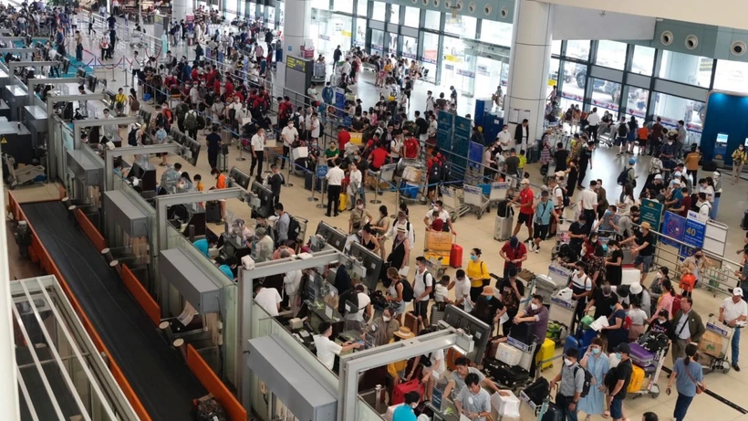 Ngày 28 Tết Nguyên đán Giáp Thìn 2024, lượng khách đi lại hàng không tại Sân bay Nội Bài và Tân Sơn Nhất đều tăng rất cao. (Ảnh: PV/Vietnam+)
