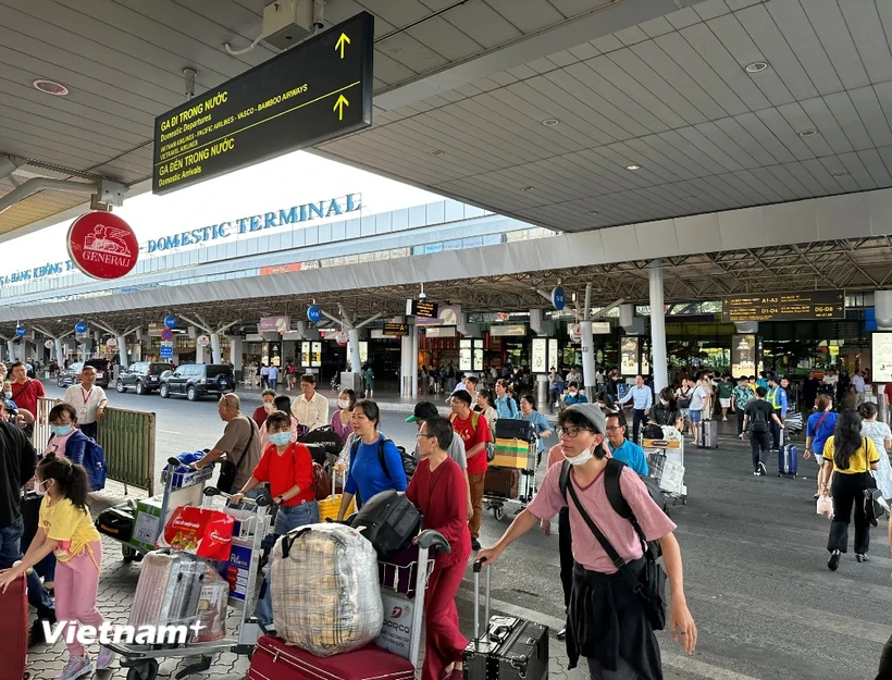Lượng hành khách đi và đến Sân bay Tân Sơn Nhất vẫn đạt mức rất cao sau kỳ nghỉ Tết Nguyên đán Giáp Thìn 2024. (Ảnh: PV/Vietnam+)
