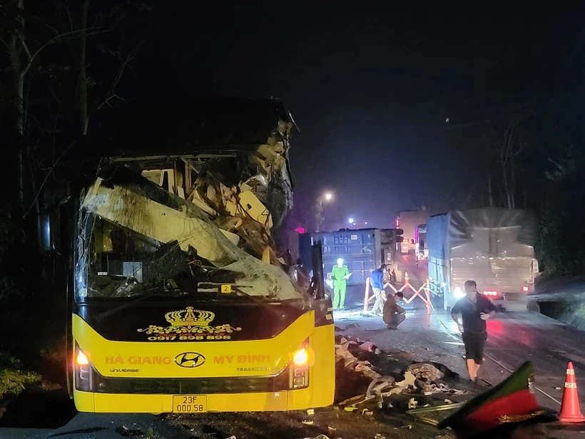 Hiện trường vụ tai nạn đặc biệt nghiêm trọng tại Tuyên Quang giữa xe khách giường nằm và xe container khiến 5 người chết tại chỗ. (Ảnh: Quang Cường/TTXVN)