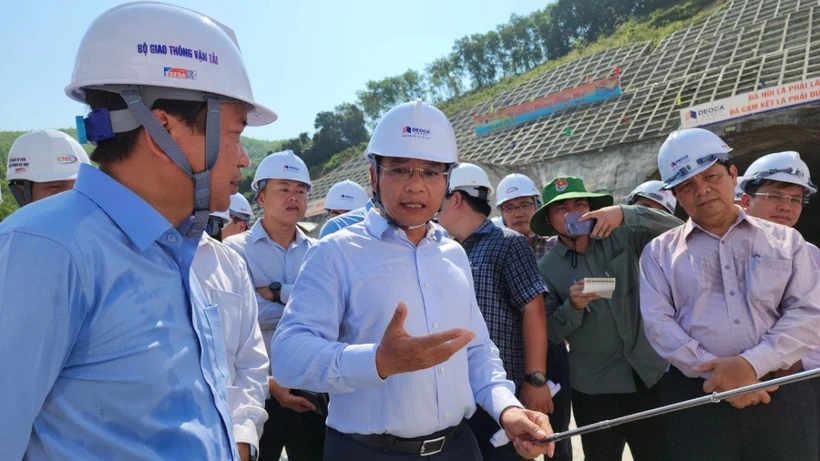 Bộ trưởng Nguyễn Văn Thắng chỉ đạo các chủ đầu tư, nhà thầu đẩy nhanh tiến độ tại Dự án Cao tốc Bắc-Nam phía Đông giai đoạn 2021-2025. (Ảnh: PV/Vietnam+)