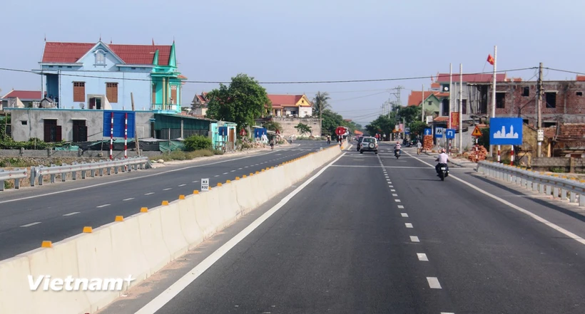 Một tuyến đường địa phương nối với cao tốc được nâng cấp, mở rộng. (Ảnh: Việt Hùng/Vietnam+)