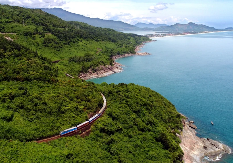 Đoàn tàu của Tổng công ty Đường sắt Việt Nam chạy qua vịnh Lăng Cô - một trong những vịnh biển đẹp nhất thế giới. (Ảnh: PV/Vietnam+)