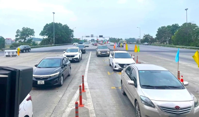 Xe xếp hàng dài lưu thông qua trạm thu phí tự động không dừng trên tuyến đường Cao tốc Nội Bài-Lào Cai. (Ảnh: PV/Vietnam+)