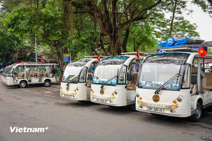 Xe điện 4 bánh trong khu vực hạn chế đã góp phần chuyên chở hành khách tham gia du lịch Thủ đô. (Ảnh: Hoài Nam/Vietnam+)