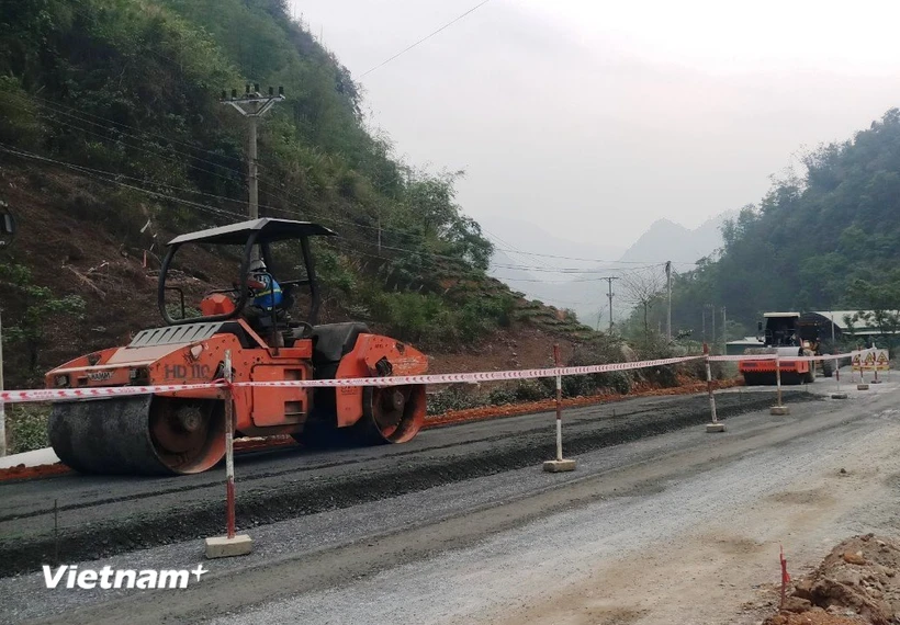 Nhà thầu thi công một đoạn tuyến Dự án kết nối giao thông miền núi phía Bắc. (Ảnh: PV/Vietnam+)