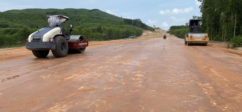 Nhà thầu thi công nền đường tại Dự án Cao tốc Quảng Ngãi-Hoài Nhơn. (Ảnh: PV/Vietnam+)