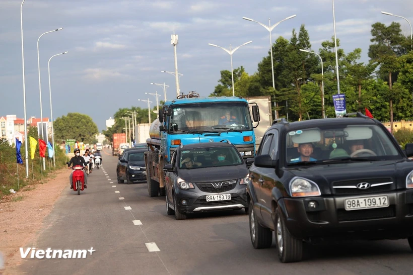 Phương tiện lưu thông trên một tuyến đường quốc lộ có 2 làn xe. (Ảnh: Việt Hùng/Vietnam+)