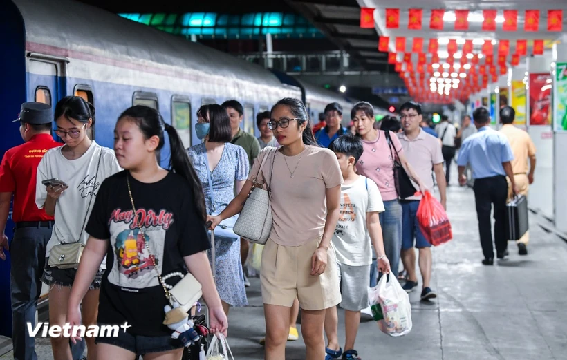 Nhiều hành khách chọn tàu hỏa làm phương tiện đi lại, du lịch trong đợt nghỉ lễ Quốc khánh 2/9 vừa qua. (Ảnh: PV/Vietnam+)