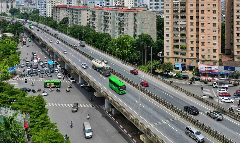 Phương tiện lưu thông trên một dự án đường vành đai. (Ảnh: PV/Vietnam+)