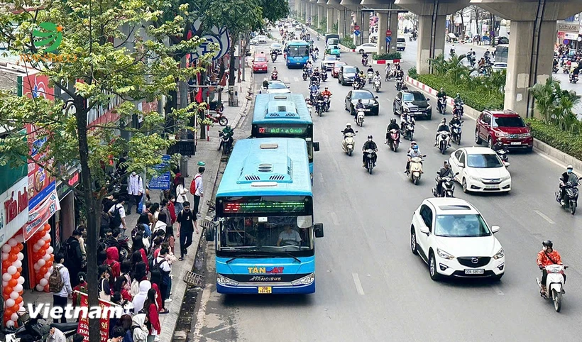 Xe buýt Hà Nội ngày càng cải thiện về chất lượng dịch vụ và đoàn phương tiện. (Ảnh: Việt Hùng/Vietnam+)