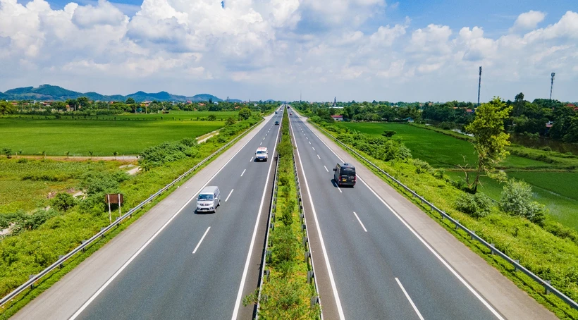 Phương tiện lưu thông trên tuyến đường cao tốc Cầu Giẽ-Ninh Bình. (Ảnh: PV/Vietnam+) 